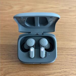 (NEW UNUSED!) Audio Technica ATH-TWX7 Silver Wireless Earbuds with Charging Case